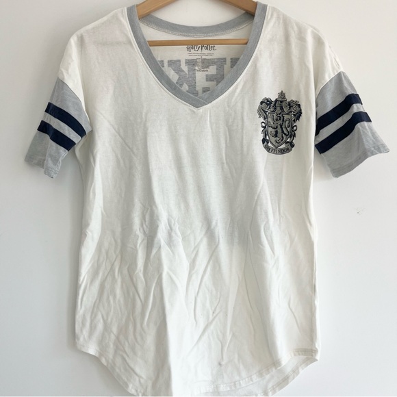 Harry Potter Seeker for Gryffindor Tee Shirt w Striped Sleeves Women’s V Neck S - Picture 4 of 6